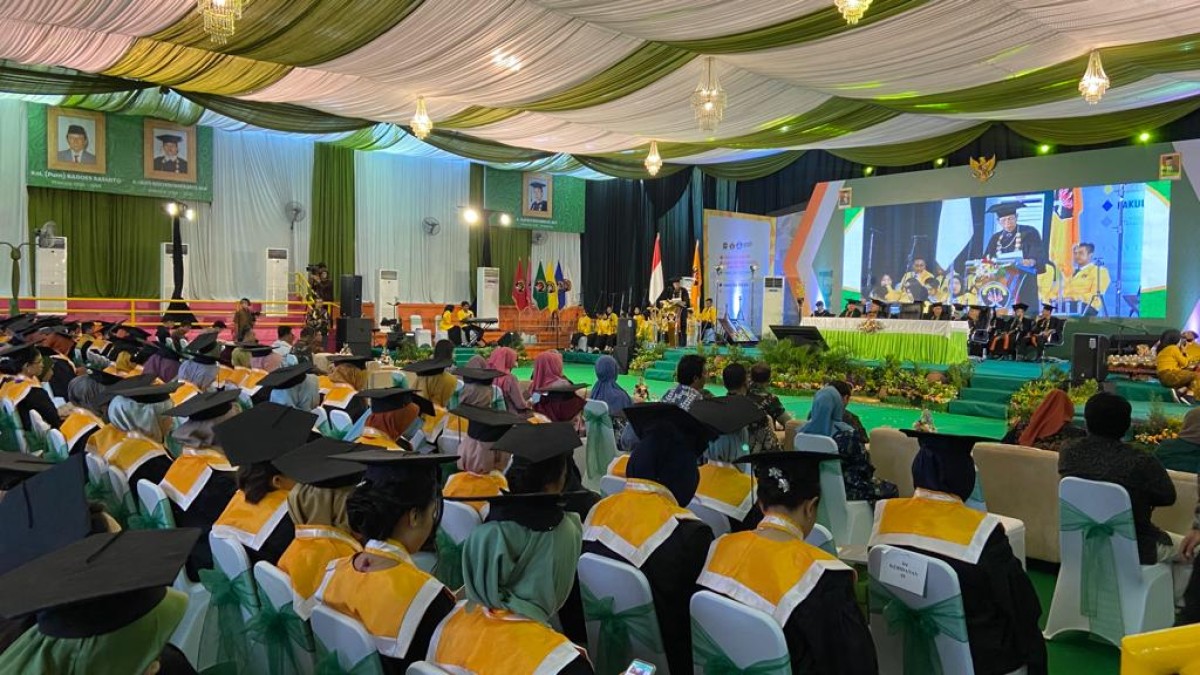 Rektor Universitas Kadiri Ir. Djoko Rahardjo saat memberikan sambutan dalam acara wisuda. (Foto: Yanuar Dedy/jatimnow.com)