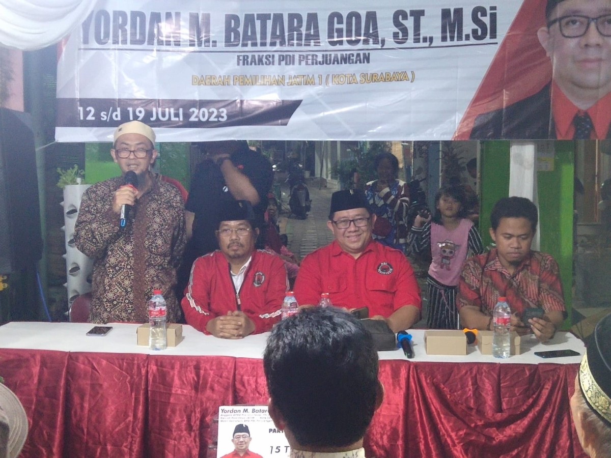 Anggota DPRD Jatim dari Fraksi PDIP, Jordan Batara Goa dan anggota DPRD Surabaya, Budi Leksono, dalam pertemuan dengan warga Dupak Masigit, Kota Surabaya.