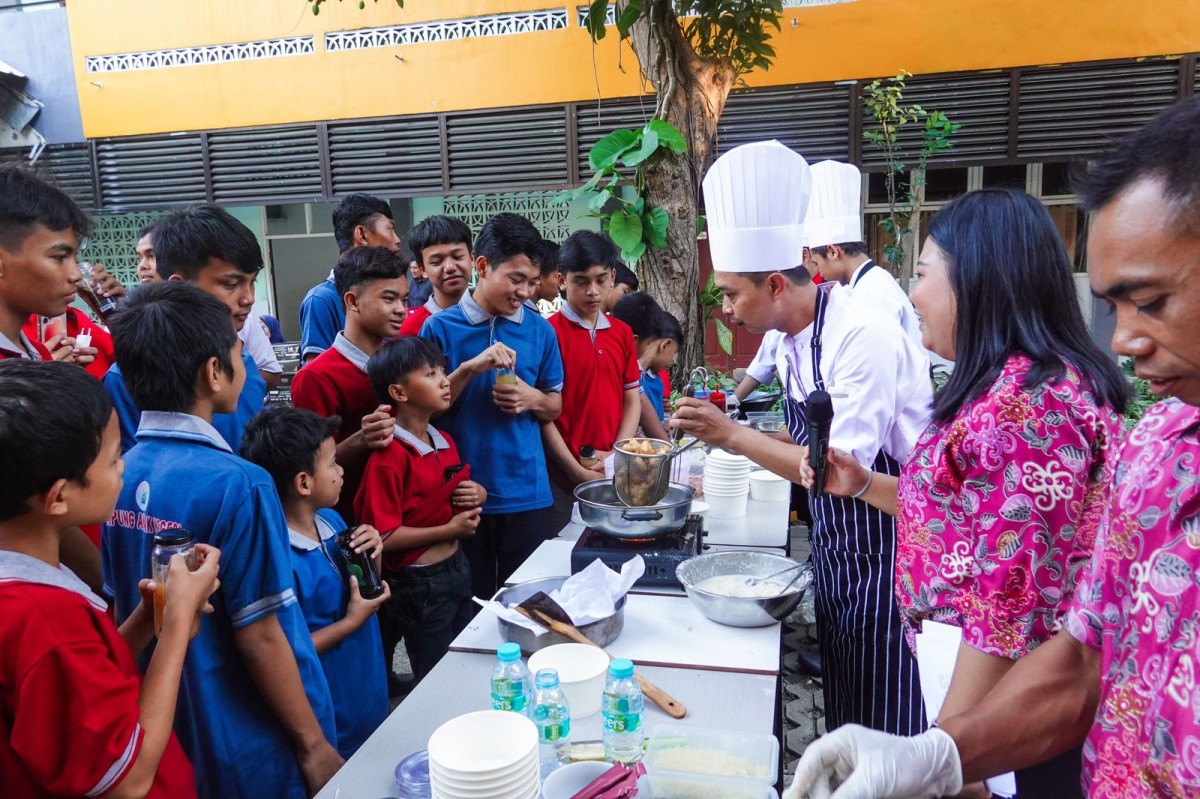 Chef memberikan materi dalam kelas memasak untuk anak-anak. (Foto: Humas for jatimnow.com)