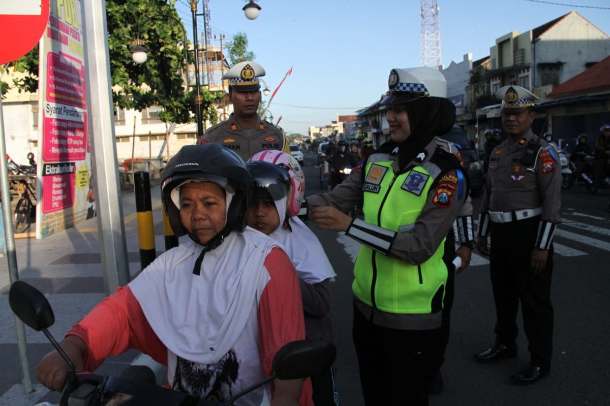 Sosialisasi Operasi Patuh Semeru 2023, Polres Ponorogo Bagikan Coklat dan Helm