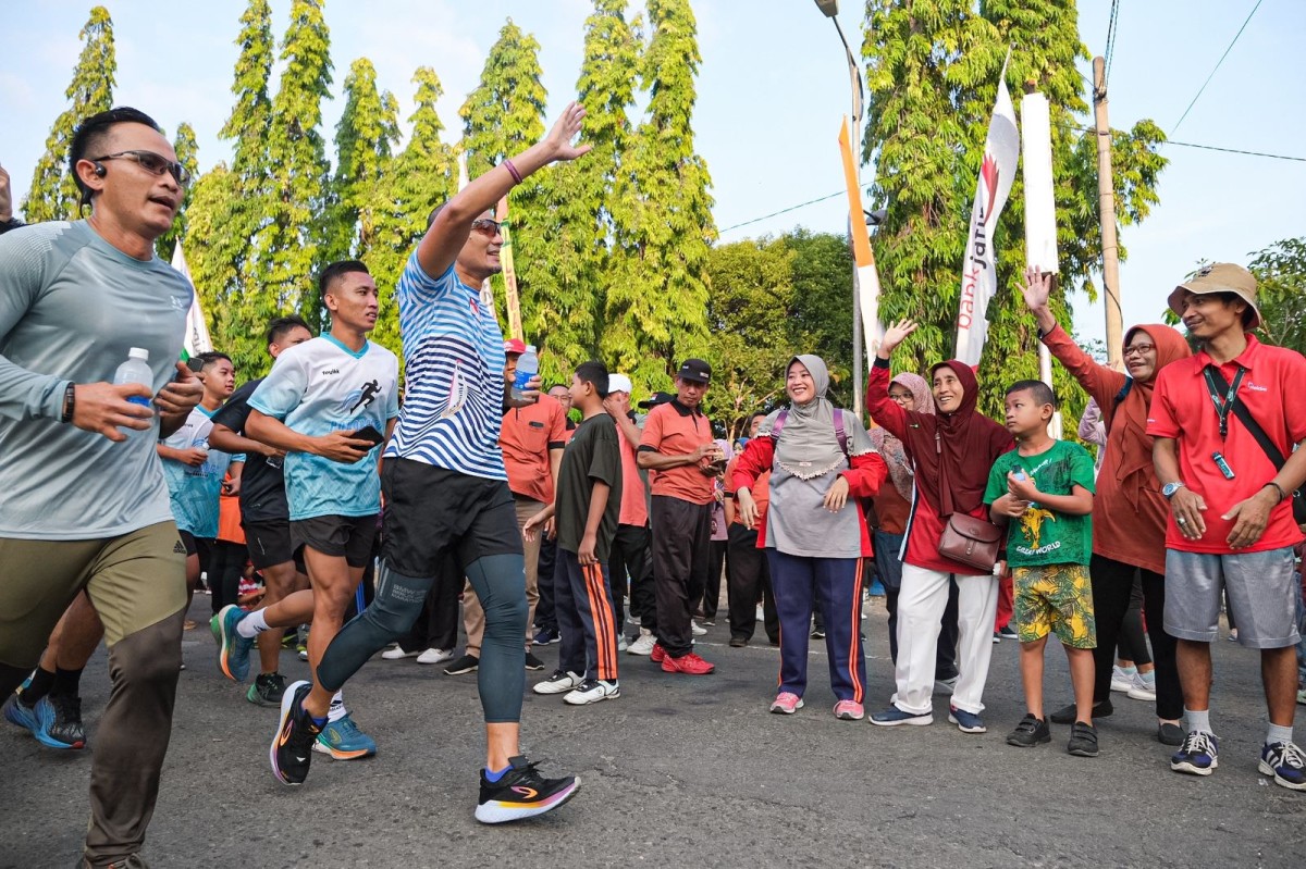 Menteri Pariwisata dan Ekonomi Kreatif (Menparekraf), Sandiaga Salahuddin Uno saat berlari (Foto : Kemenparekraf for jatimnow.com)