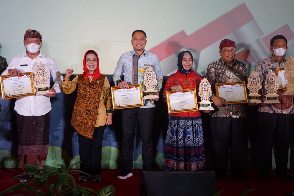 Wali Kota Eri saat dinobatkan sebagai Penggerak Koperasi Terbaik se-Indonesia tahun 2022 lalu. (Foto: dok. jatimnow.com)