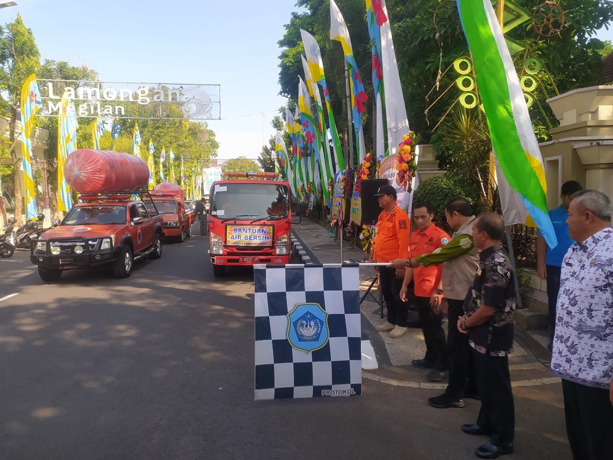 Pelepasan mobil armada penyuplai air bersih saat diberangkatkan Bupati Lamongan, Yuhronur Efendi. (Foto : Adyad Ammy Iffansah/jatimnow.com)