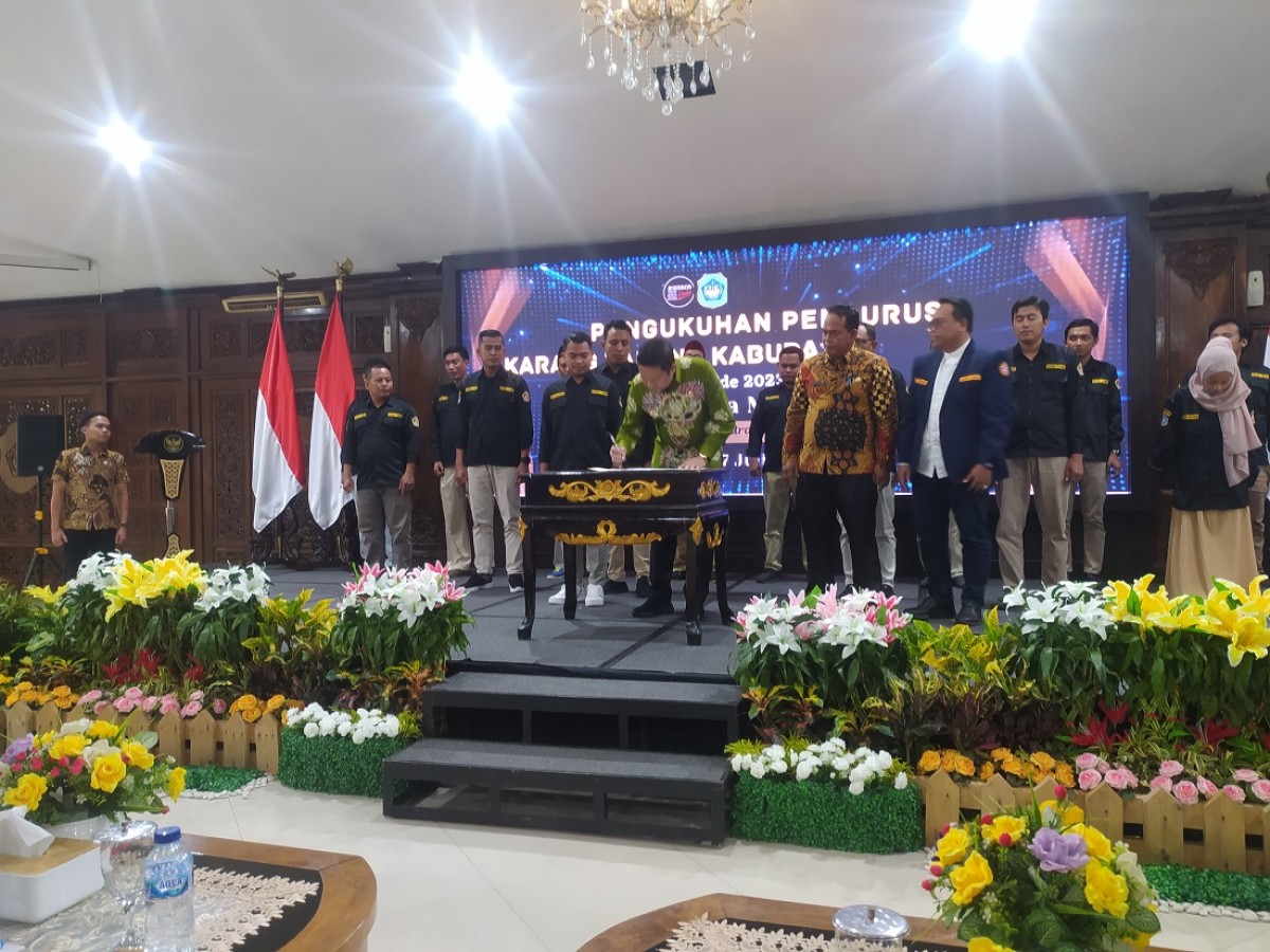 Prosesi pelantikan pengurus Kartar Kabupaten Lamongan di Pendopo Lokatantra. (Foto : Adyad Ammy Iffansah/jatimnow.com)