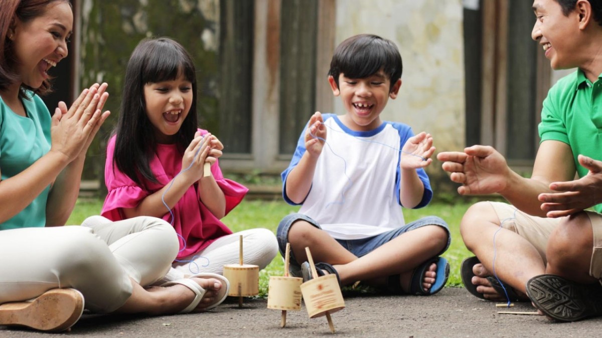 Permainan gasing. (Foto: keluargacaplang for jatimnow.com)