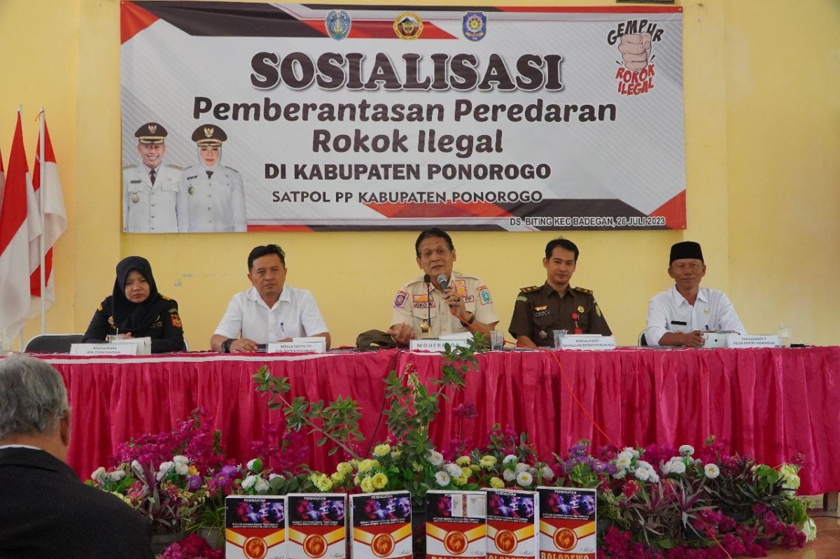 Satpol PP Ponorogo sosialisasi Gempur Rokok Ilegal ke petani tembakau hingga pedagang lelontong. (Foto: Satpol PP Ponorogo for jatimnow.com)