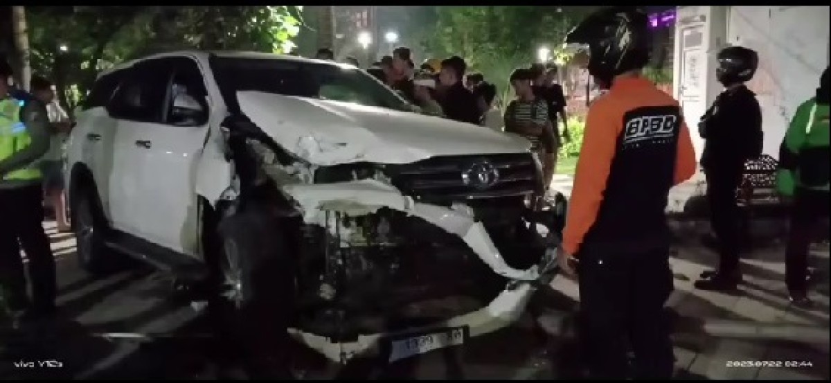 Viral Video Fortuner Tabrak Mobil dan Tiang PJU depan Monumen Bambu Runcing Surabaya