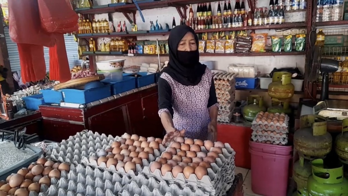 Pedagang telur ayam di Pasar Pahing Kota Kediri. (Foto: Yanuar Dedy/jatimnow.com)
