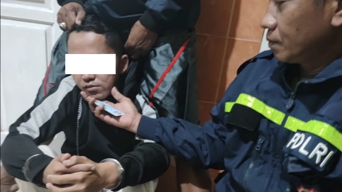 Pelaku saat diamankan di Musala Al Karomah Kota Kediri. (Foto : Polsek Kediri Kota for jatimnow.com)