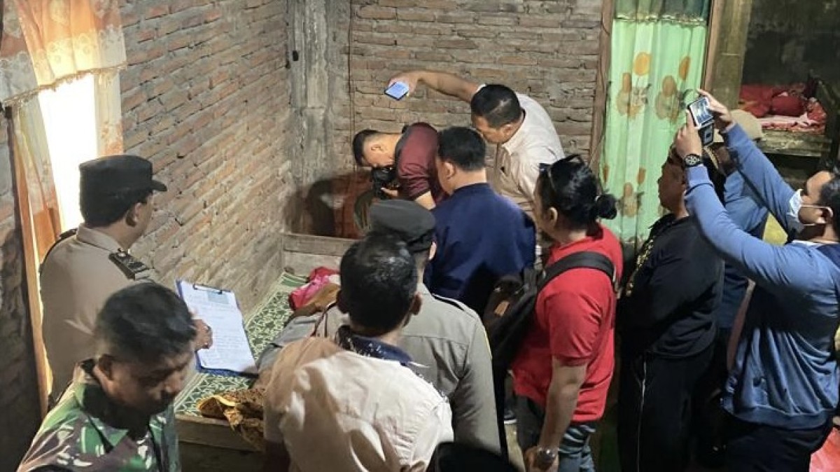 Olah TKP gantung diri Sukijan di Semen Kediri. (Foto : Polsek Semen/jatimnow.com)