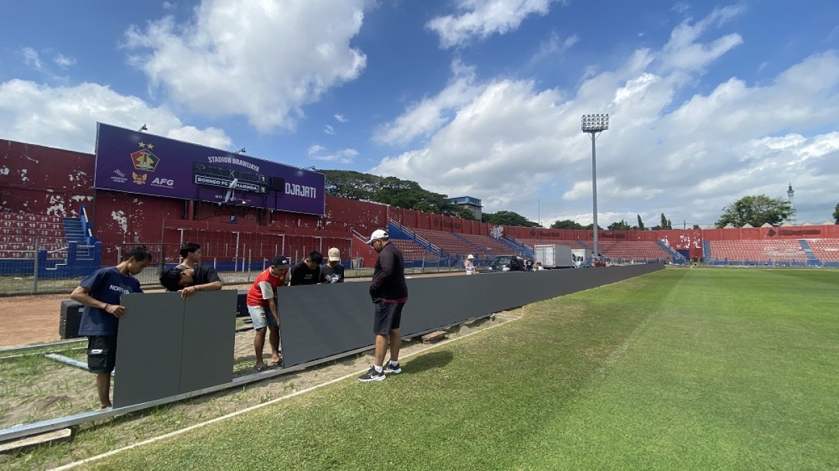 Pemasangan LED perimeter board di Stadion Brawijaya jelang laga Persik Kediri Vs Arema FC. (Foto: Yanuar Dedy/jatimnow.com)
