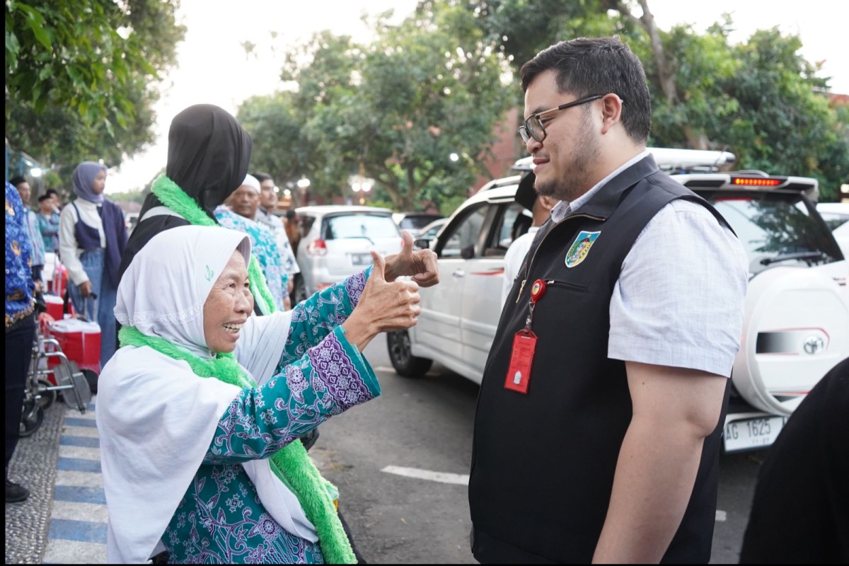 Mas Dhito saat menemui jemaah haji di halaman Pemkab Kediri. (Foto: Humas Pemkab Kediri/jatimnow.com)