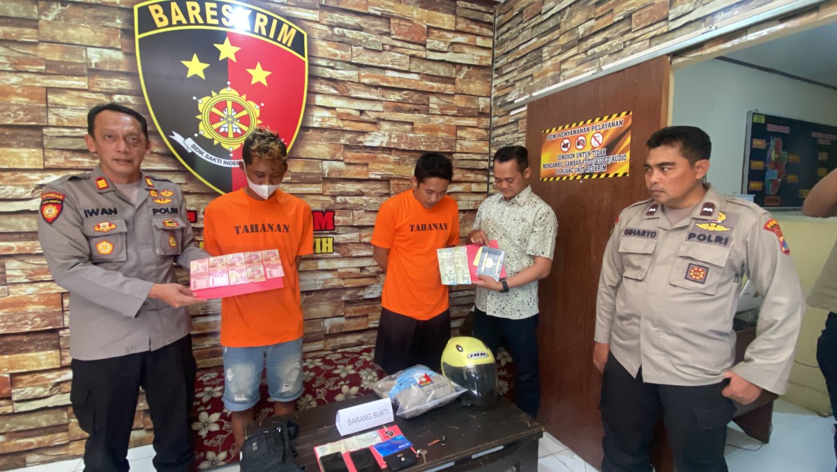 Pelaku Dwi Nurdiansyah (kiri) dan Sigit Suroso (kanan) saat diamankan di Polsek Ngadiluwih. (Foto: Yanuar Dedy/jatimnow.com)