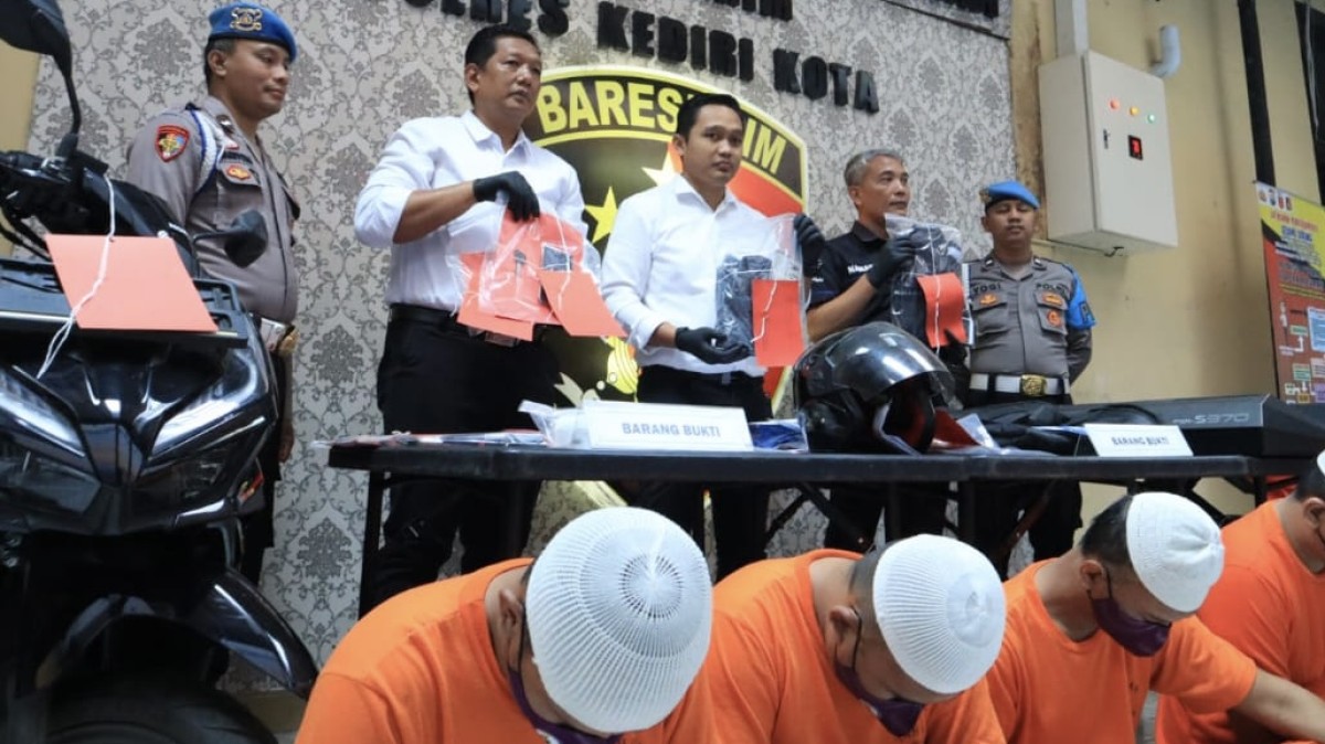 Para pelaku saat dirilis di Polres Kediri Kota. (Foto: Polres Kediri Kota for jatimnow.com)