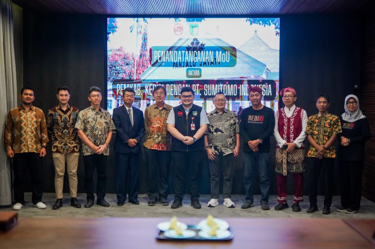 Mas Dhito bersama tim dari PT Sumitomo Indonesia usai penandatanganan MoU. (Foto : Humas Pemkab Kediri/jatimnow.com)