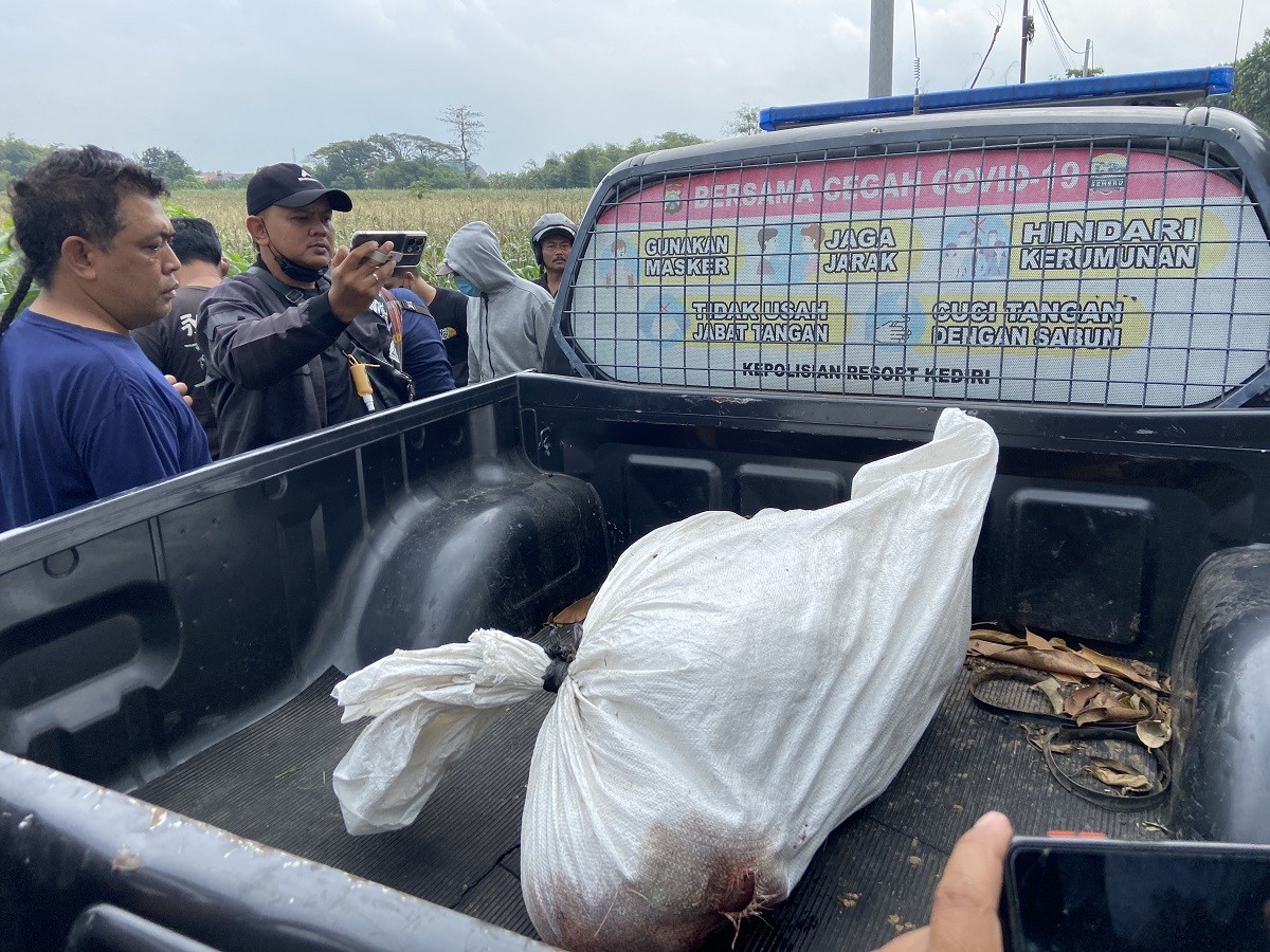 Mayat terbungkus karung di Kediri. (Foto : Yanuar Dedy/jatimnow.com)