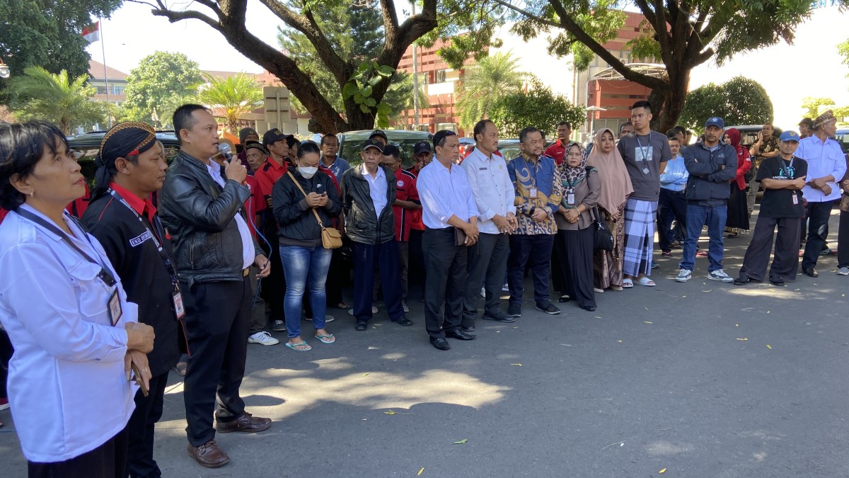 Keberangkatan KJRA dan Pokmas ke Jakarta dari Kantor Bupati Kediri. (Foto: Yanuar Dedy/jatimnow.com)