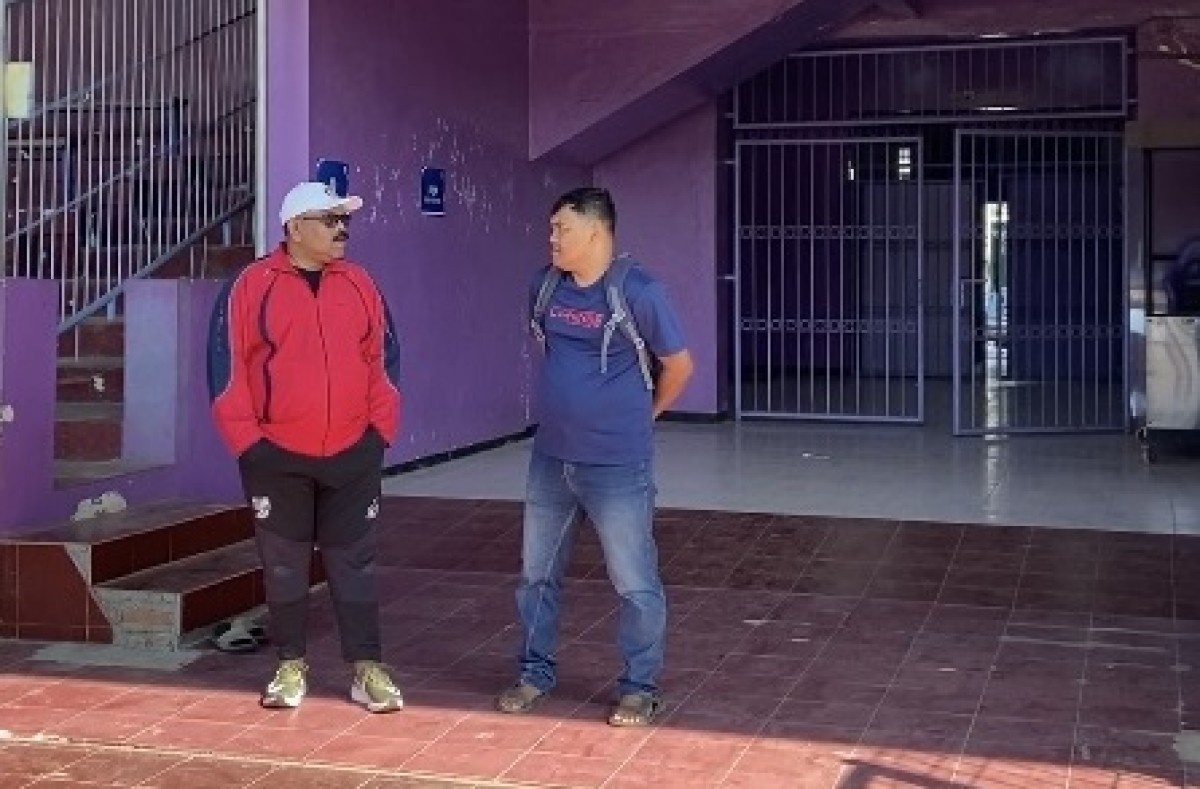 Ketua Panpel Persik Kediri Tri Widodo (kiri) di Stadion Brawijaya. (Foto: Yanuar Dedy/jatimnow.com)