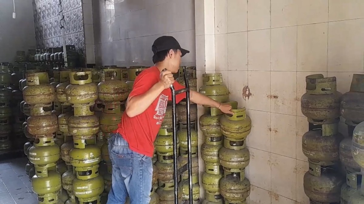 Aktivitas pangkalan elpiji 3 Kg di Kediri. (Foto: Yanuar Dedy/jatimnow.com)