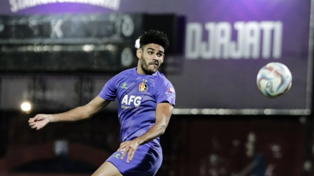 Striker Persik Kediri Jefinho dalam latihan malam di Stadion Brawijaya. (Foto: Persik Kediri for jatimnow.com)