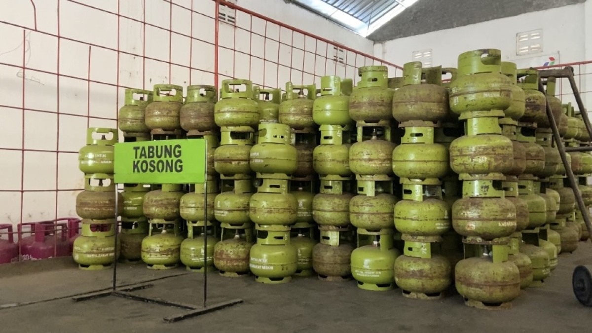 Penampakan tabung kosong di salah satu agen di Kabupaten Kediri. (Foto: Yanuar Dedy/jatimnow.com)