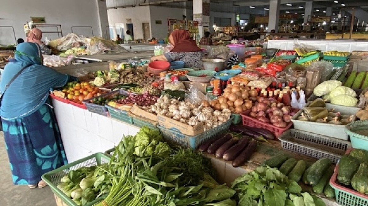 Kenaikan harga sejumlah komoditas terjadi pada cabai rawit dan daging ayam ras yang memberikan andil sebesar 0,041 dan 0,069. Cabai rawit bahkan mengalami kenaikan sebesar 14,39 persen.