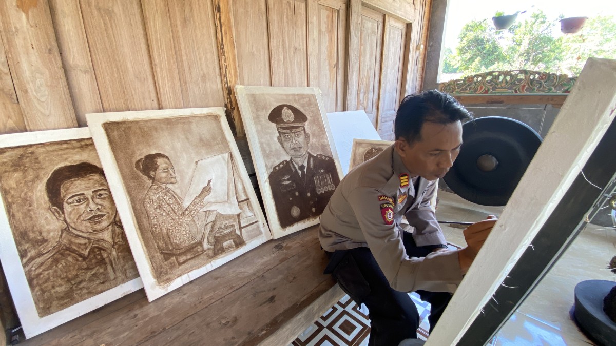 AKP Bowo Wicaksono saat melukis di rumah singgahnya. (Foto : Yanuar Dedy/jatimnow.com)