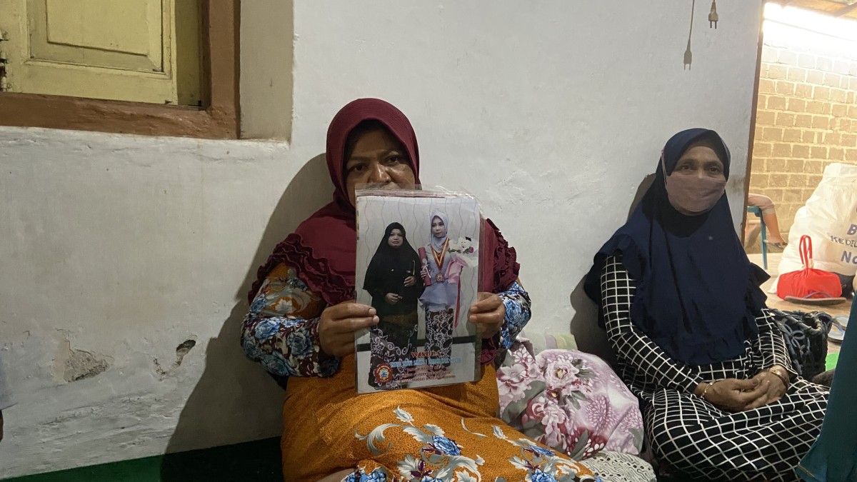 Ibu korban, Sulastri memegang foto dirinya bersama Desy. (Foto : Yanuar Dedy/jatimnow.com)