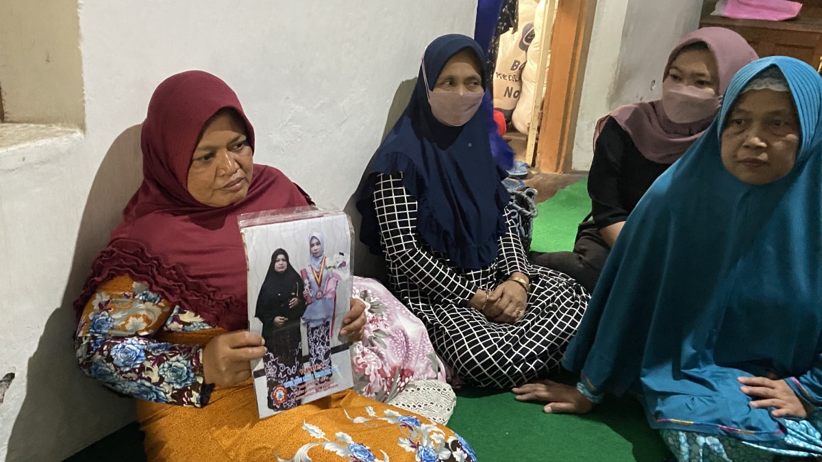 Sulastri memegang foto dirinya bersama Ela saat wisuda. (Foto : Yanuar Dedy/jatimnow.com)