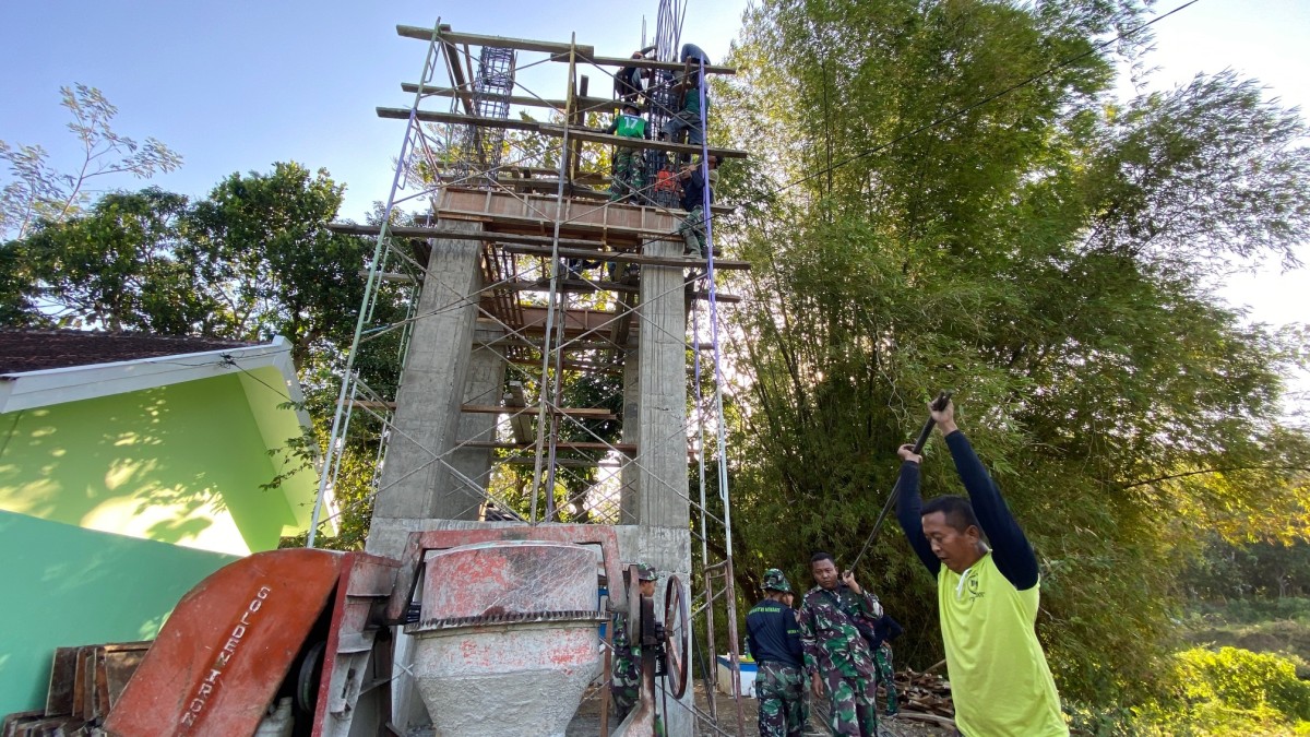 Proses pengerjaan revitalisasi tandon air oleh Satgas TMMD ke-117 Kodim 0809 Kediri. (Foto: Yanuar Dedy/jatimnow.com)