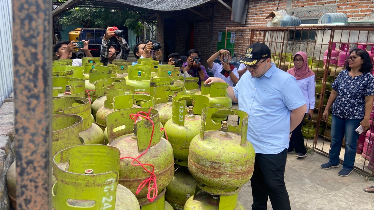 Mas Dhito saat melakukan sidak ke pangkalan elpiji di Kediri. (Foto: Yanuar Dedy/jatimnow.com)