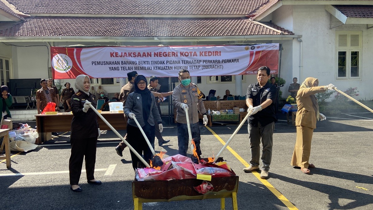 Kejaksaan Negeri Kota Kediri Musnahkan Narkoba dan 3 Ton Pupuk Ilegal