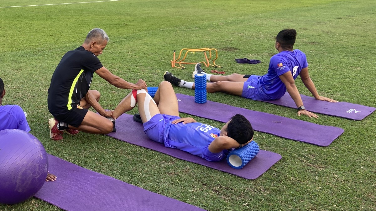 Bayu Otto mendapat perawatan di tepi lapangan. (Foto: Yanuar Dedy/jatimnow.com)