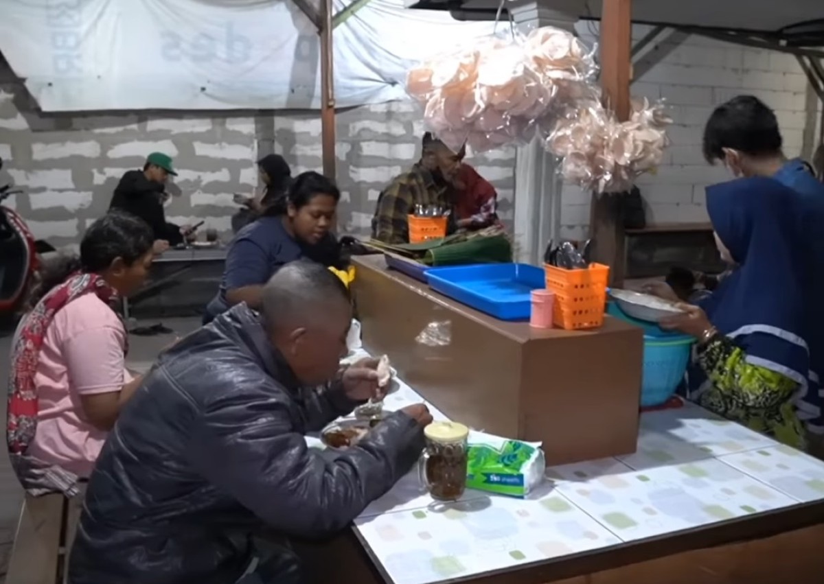 Manis-Pedas Sego Tabokan Hasyim, Kuliner Malam Sidoarjo yang Eksis Hingga 20 Tahun