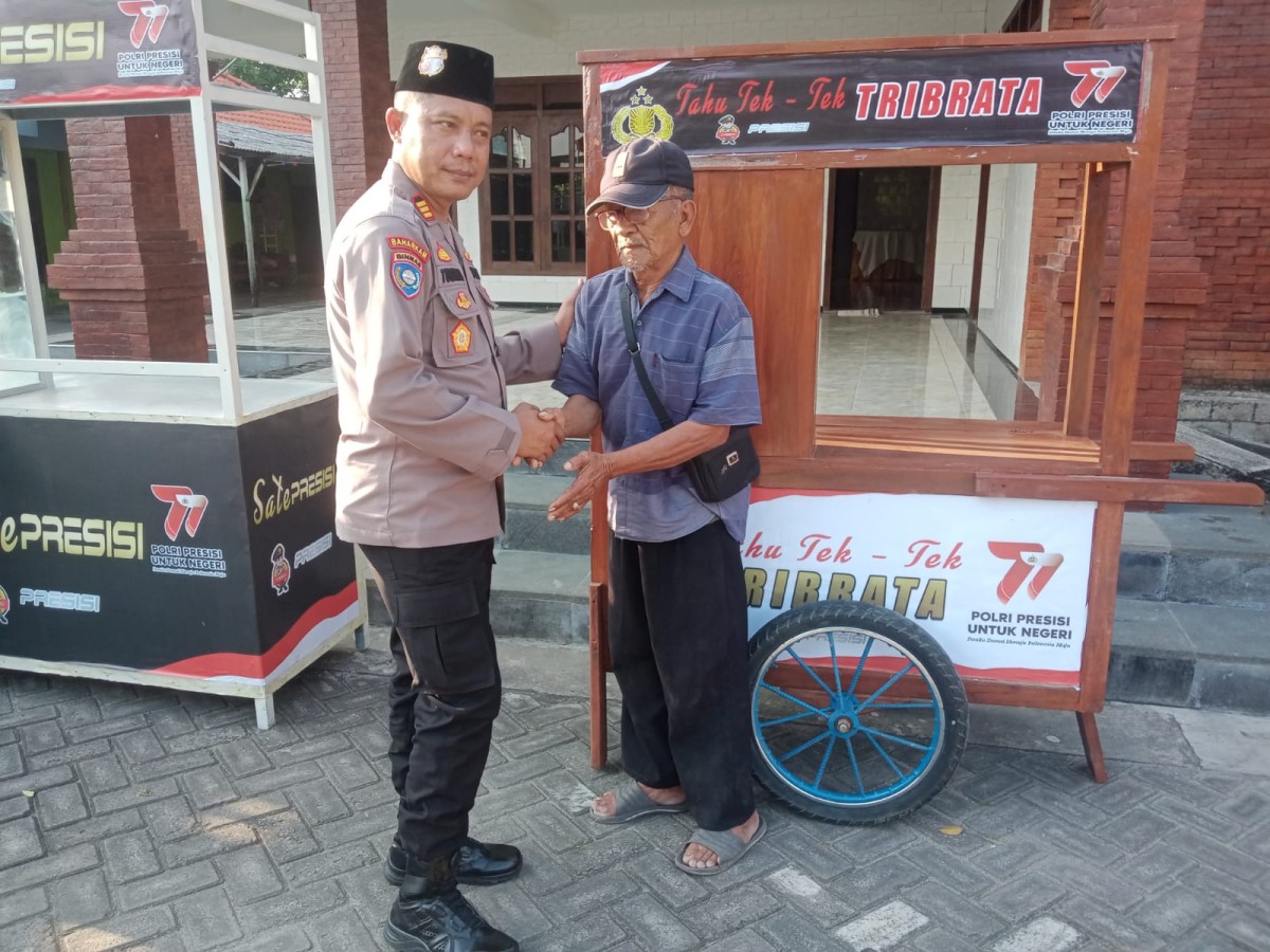 Salah satu penerima bantuan gerobak oleh Satbimas Polres Lamongan dalam peringatan Hari Bhayangkara ke-77 (Foto : Humas Polres Lamongan for jatimnow.com)