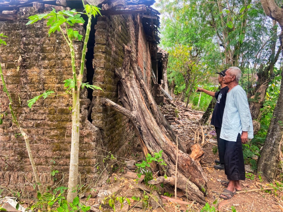 Rumah di Kelurahan Paju Ponorogo roboh akibat gempa Bantul. (Foto: Ahmad Fauzani/jatimnow.com)