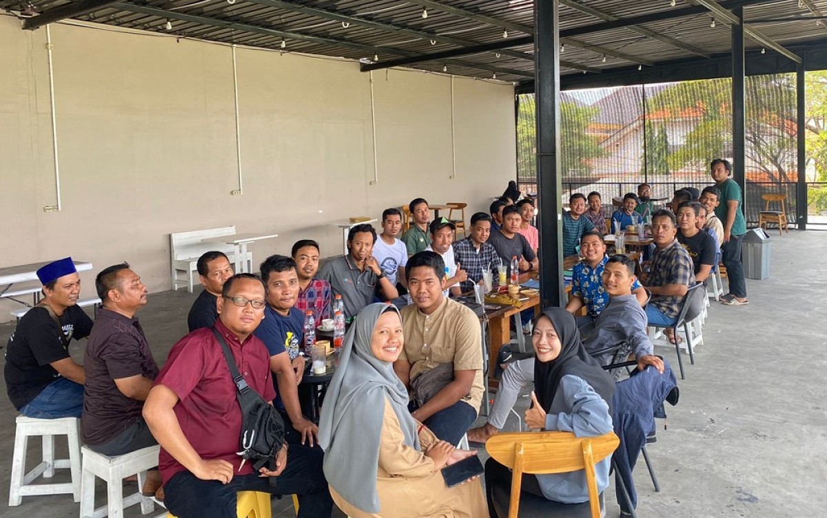 Pengurus Karang Taruna Kabupaten Lamongan saat menggelar taaruf komunikasi. (Foto: Adyad Ammy Iffansah/jatimnow.com)