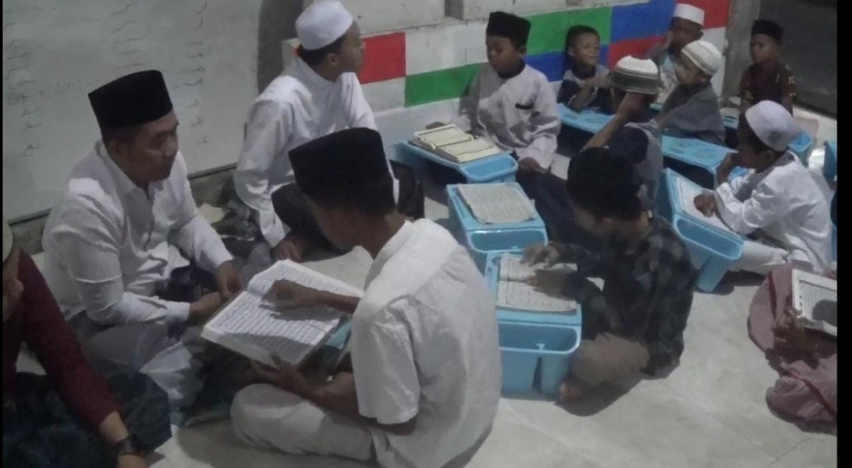 Inspiratif, Polisi di Bangkalan Jadi Guru Ngaji