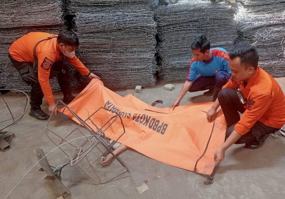 Proses evakuasi jenazah korban. (Foto: BPBD Surabaya)