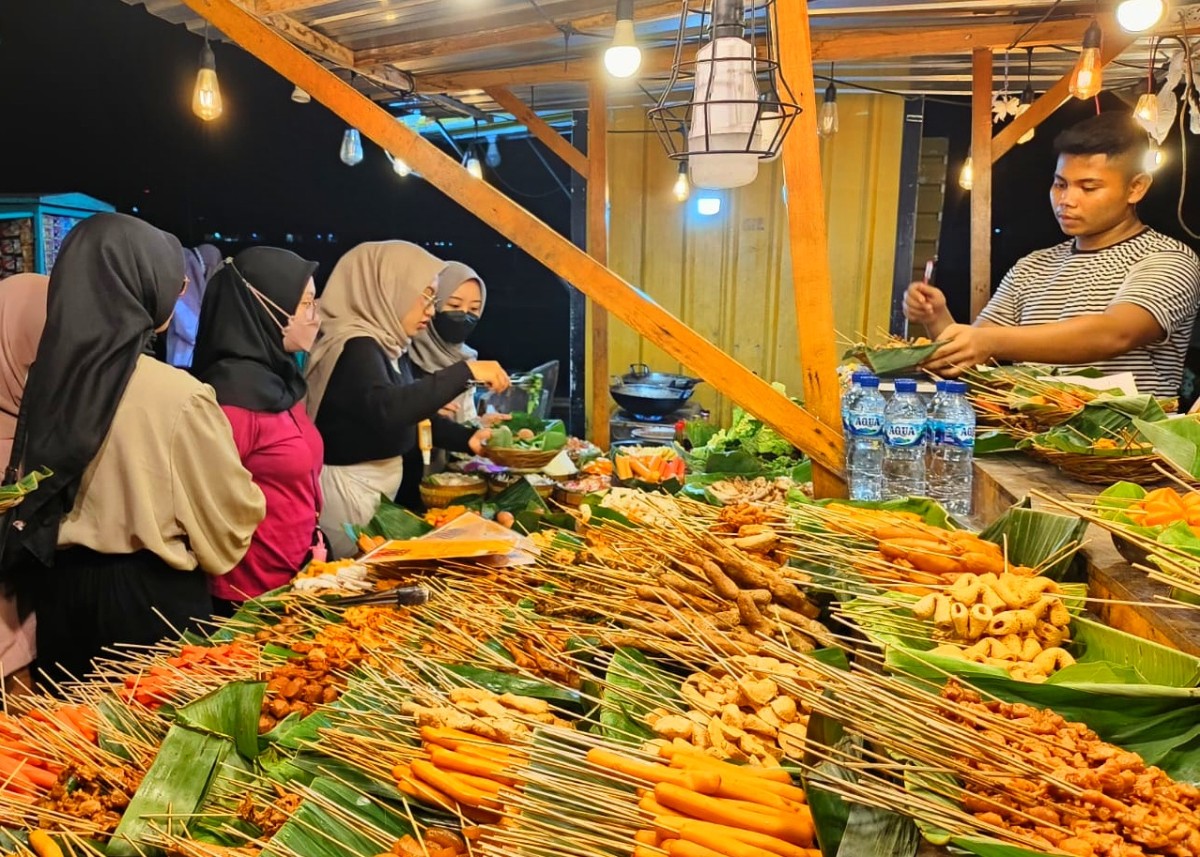 Para pengunjung Angkringan Hoo memilih hidangan. (Angkringan Hoo for jatimnow).
