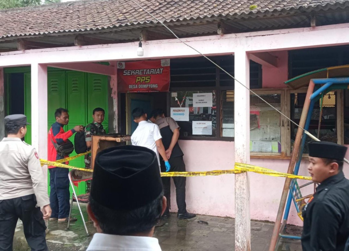Kantor PPS Desa Dompyong yang terbakar. (Foto: Bramanta Pamungkas/jatimnow.com)