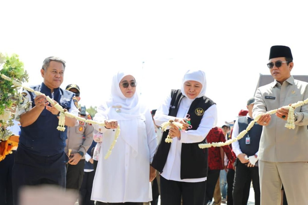 Gubernur Jatim Khofifah Indar Parawansa saat meresmikan Dermaga Pelabuhan Dungkek dan Dermaga Pelabuhan Gili Iyang di Kabupaten Sumenep. (Pemprov Jatim for jatimnow.com)