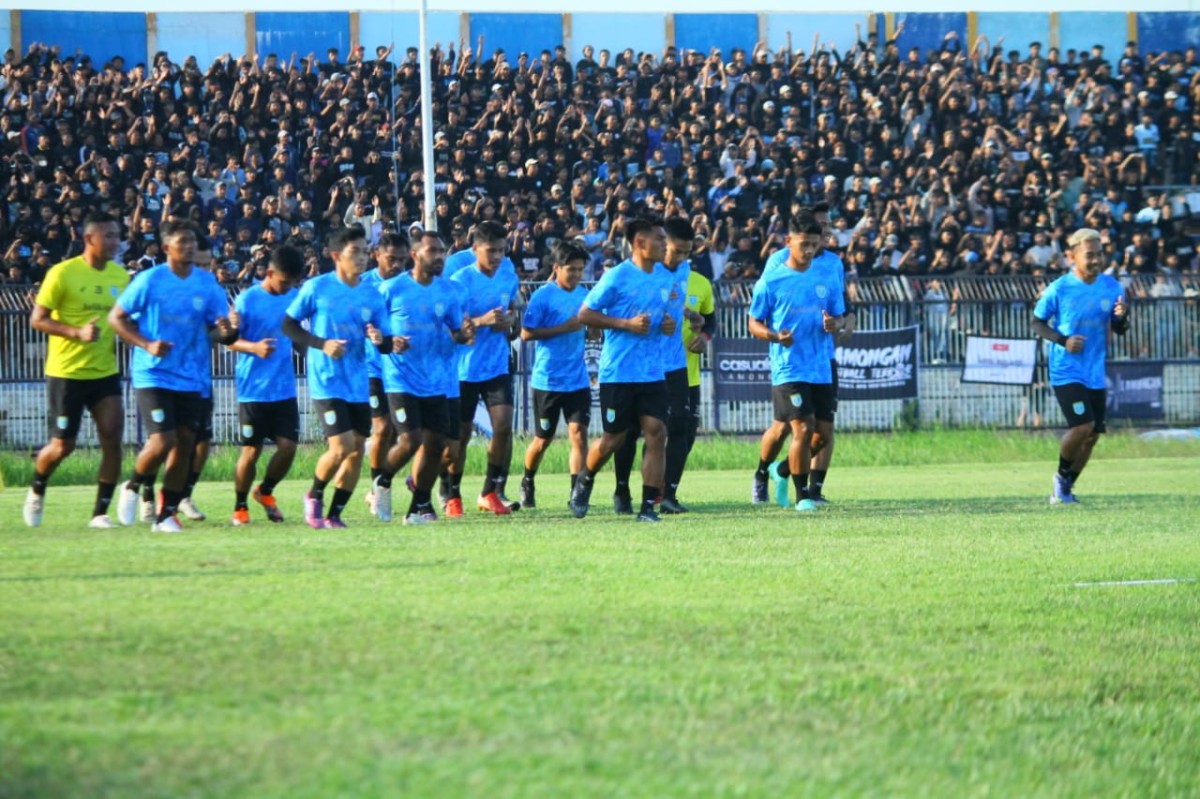 Suasana latihan perdana Persela Lamongan di Stadiun Surajaya. (Foto: Adyad Ammy Iffansah/jatimnow.com)