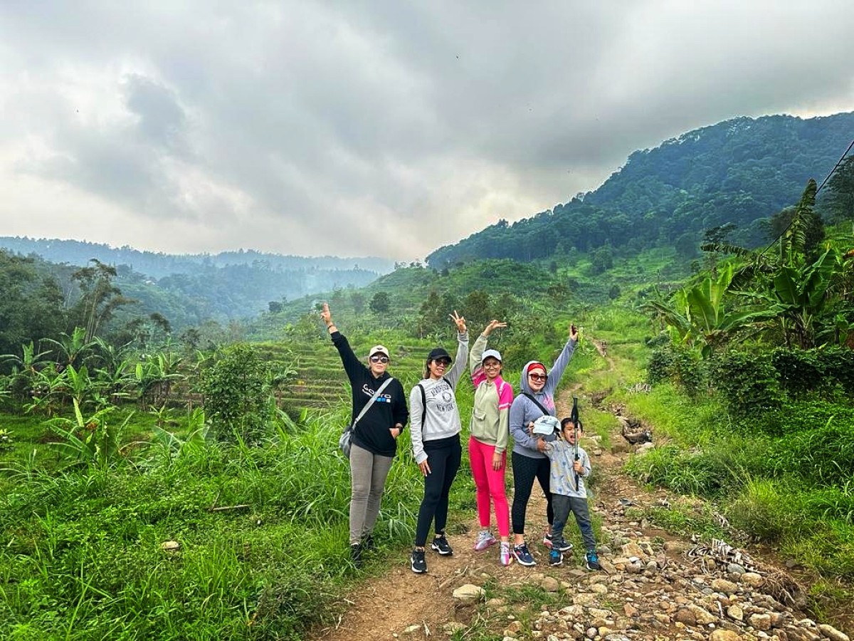 Nancy Eryastuti (celana pink) saat mengikuti kegiatan Hash. (Foto: Nancy for jatimnow.com)