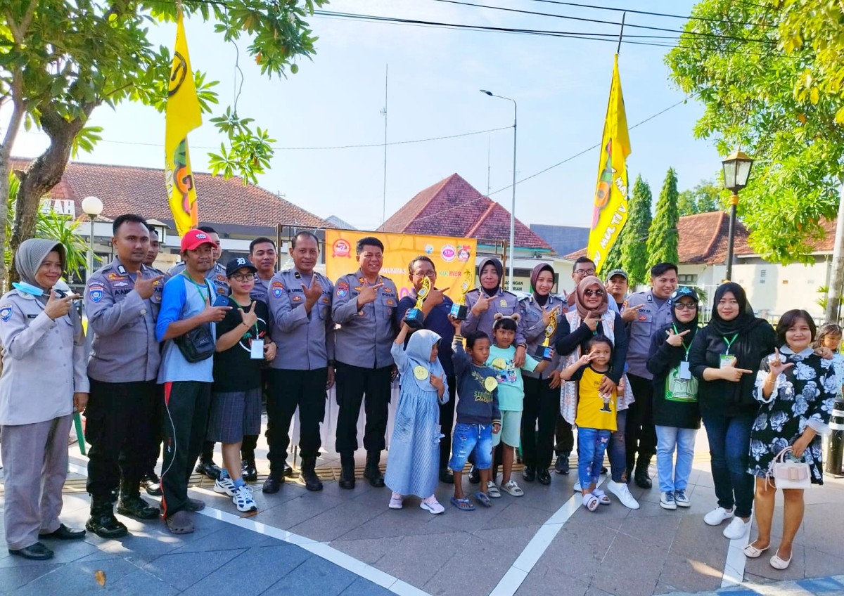 Jokul bersama Polres Jombang dan pihak pendukung lainnya pada kegiatan CFD. (Asosiasi Jokul for jatimnow.com)
