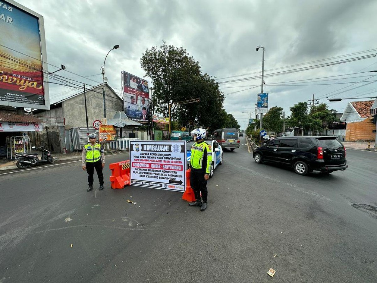 Titik penyekatan dipasang banner informasi pengalihan arus lalu lintas lintas di simpang 3 jalan Pantura Suboh dan simpang 3 SMEA kota Situbondo. (Humas for  jatimnow.com)