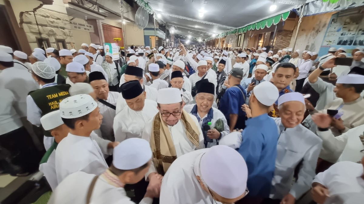 Ketua Majelis Syuro Habib Salim Segaf Al-Jufri dan Presiden PKS Ahmad Syaikhu dalam Haul Habib Abu Bakar di Masjid Agung Gresik. (PKS Jatim for jatimnow.com)