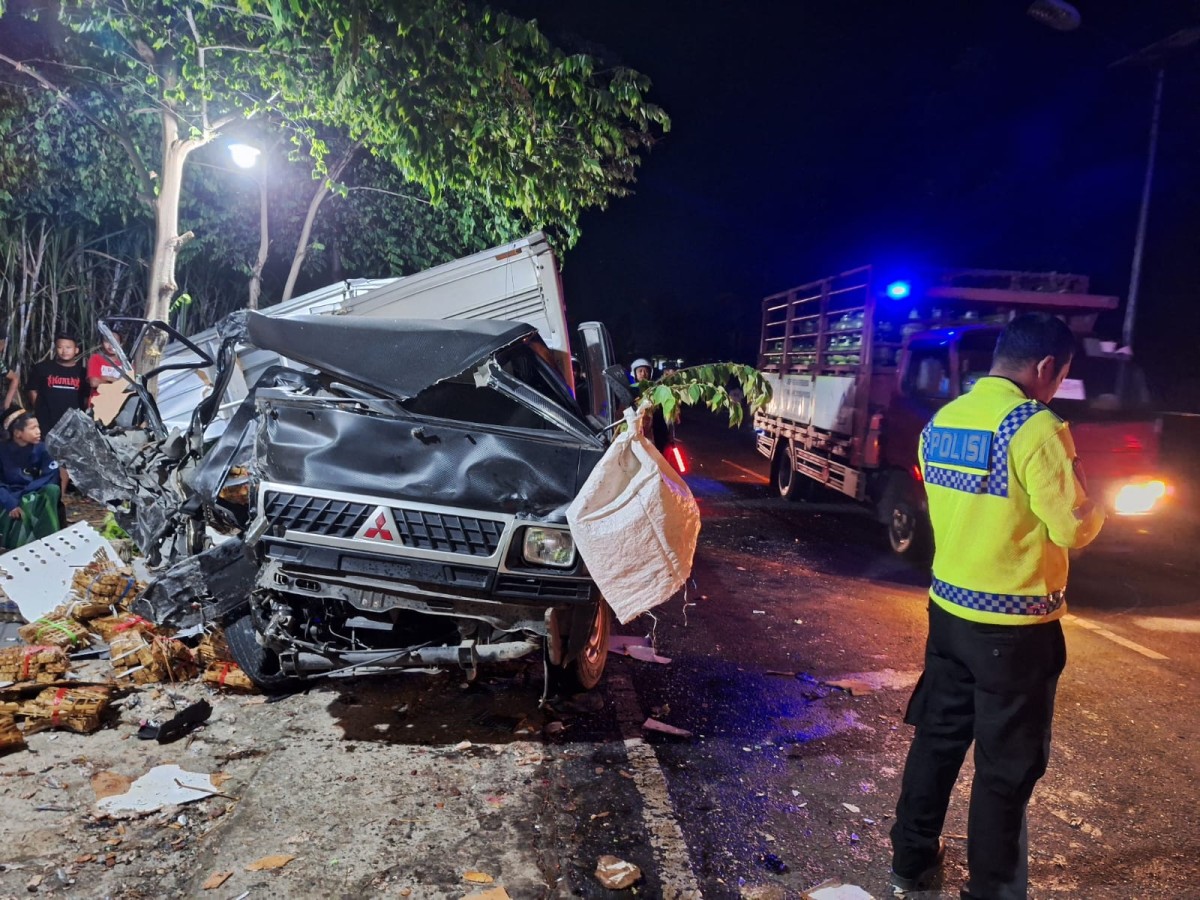 Kondisi kedua kendaraan usai terjadi kecelakaan di Kecamatan Tikung, Lamongan. (Foto : Unit Gakkum Polres Lamongan for jatimnow.com)