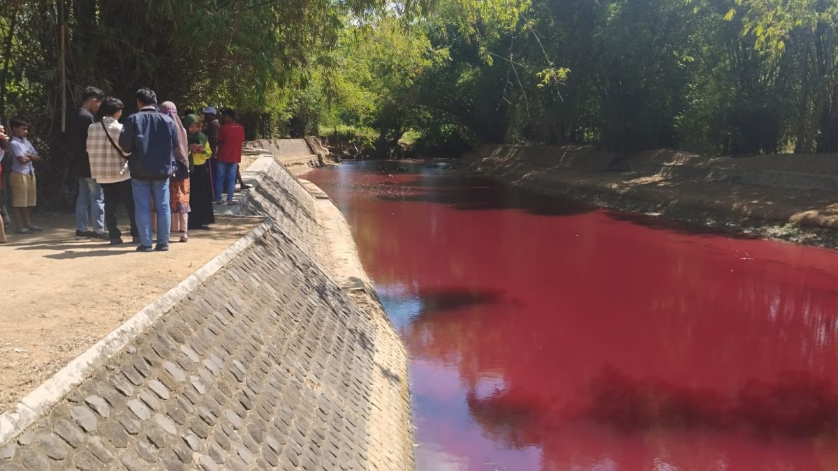 Pemkab Telusuri Penyebab Sungai di Pamekasan Berubah Merah, Limbah Produksi Batik?