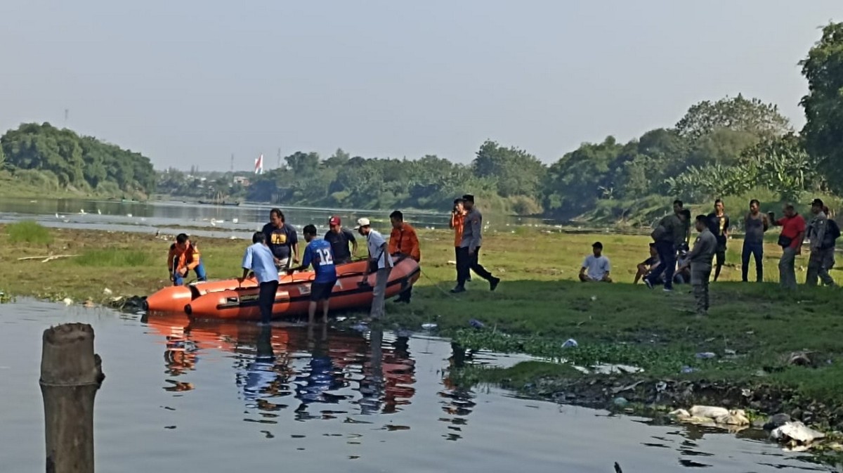 Tim SAR gabungan dan BPBD Bojonegoro saat melakukan upaya pencarian korban. (Foto: Polsek Kasiman for jatimnow.com)